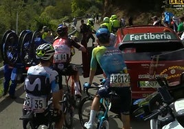 Los tres corredores que se vieron sorprendidos por la irrupción de los manifestantes a la subida de L'Angliru, en la primera etapa que La Vuelta tiene en Asturias.