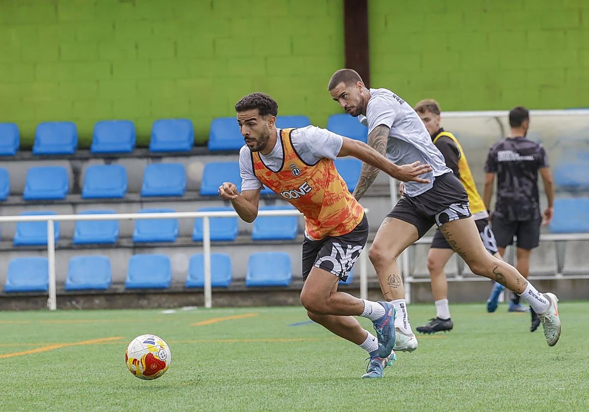 Yasser, que no tuvo ningún minuto en la primera jornada frente a la Ponferradina, conduce el balón perseguido por Borja Granero, que tampoco ha debutado.