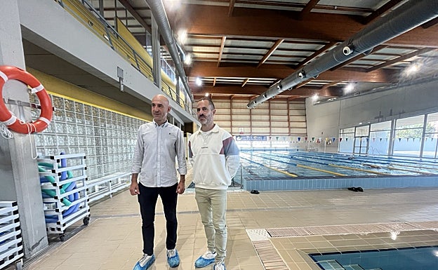 El director del Patronato, Virgino Ramírez, y el alcalde de Siero, Ángel García, 'Cepi', en la piscina de Lugones.