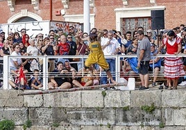 Uno de los participantes en la cucaña de Cimavilla.