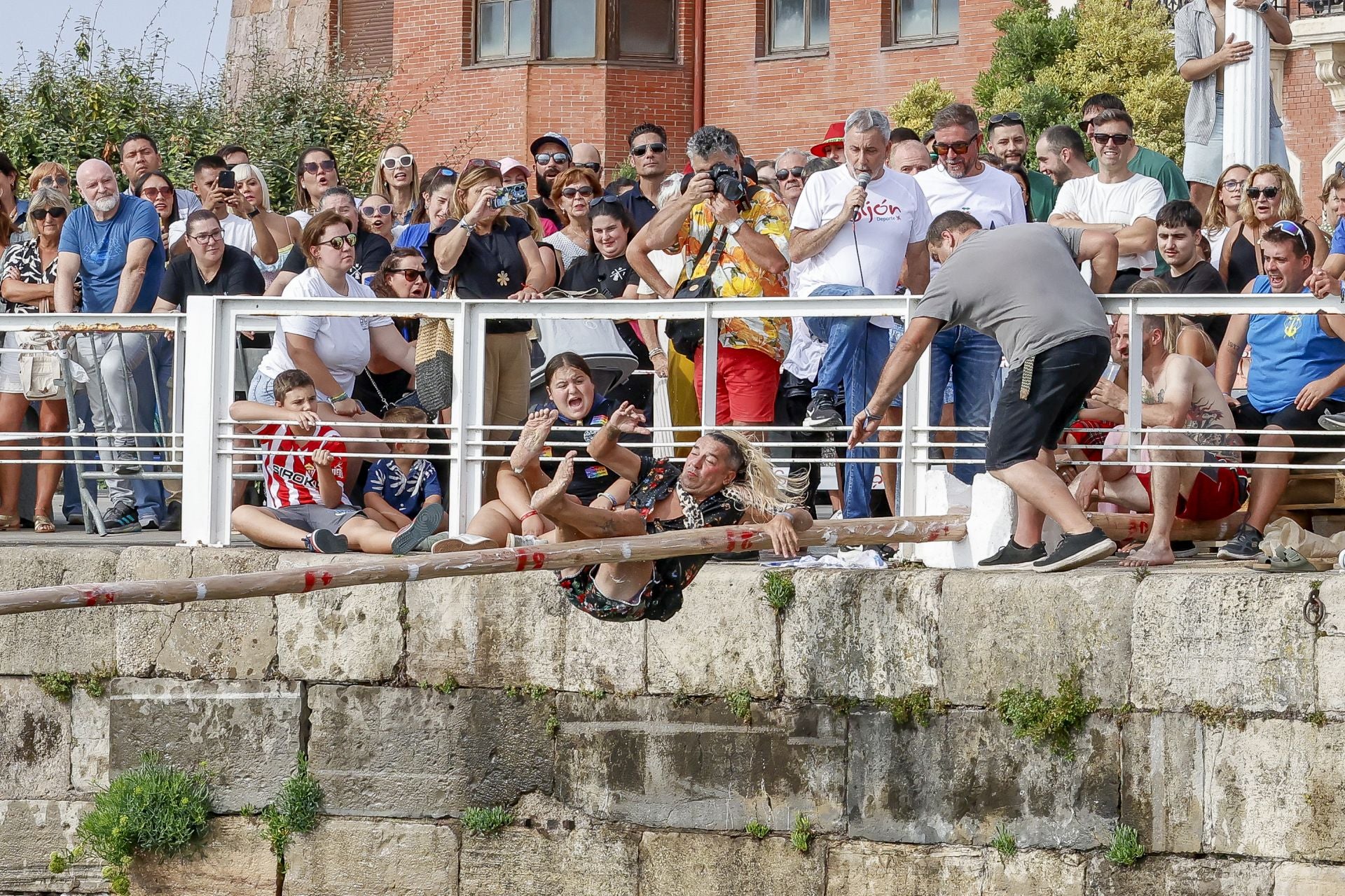 La tradicional cucaña volvió a Cimavilla
