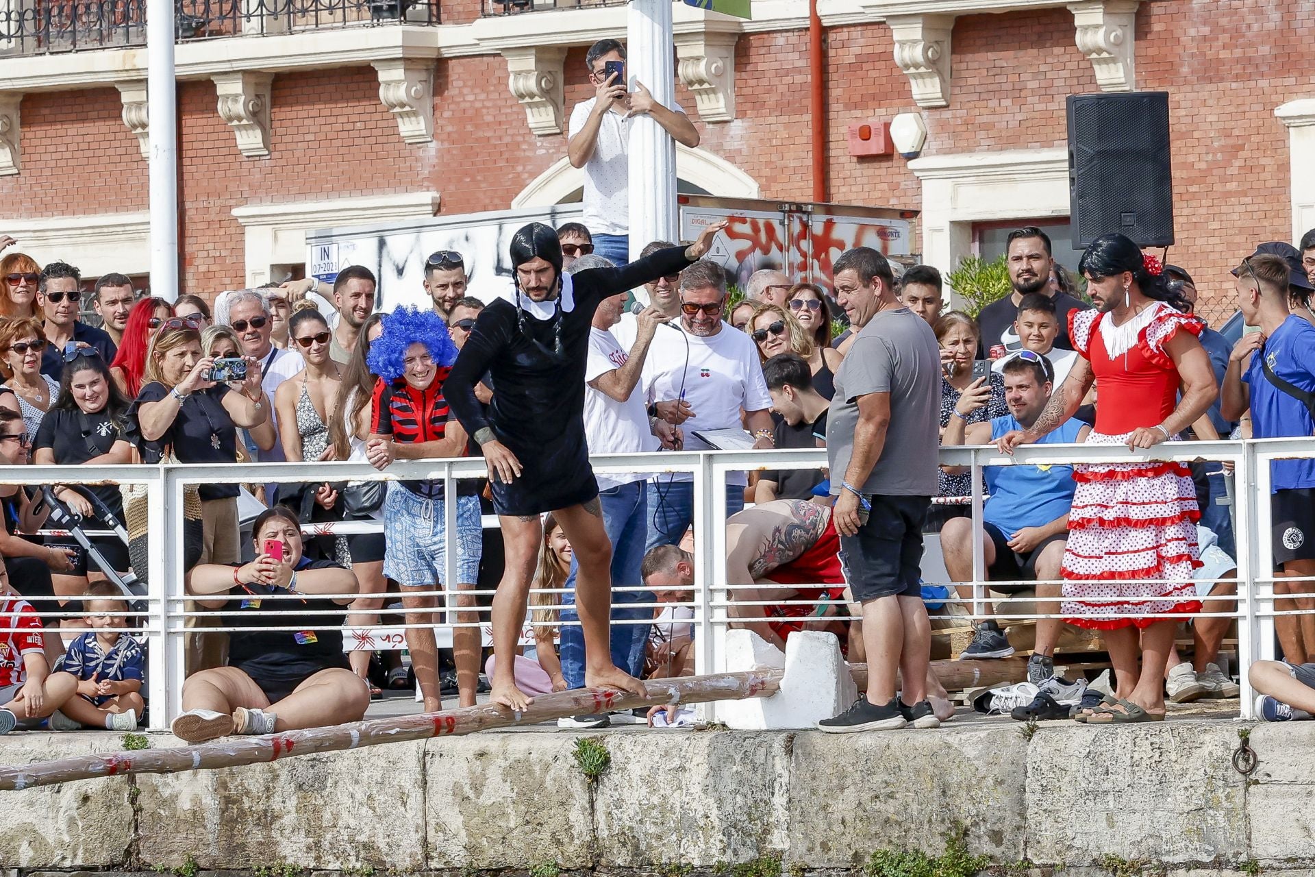 La tradicional cucaña volvió a Cimavilla