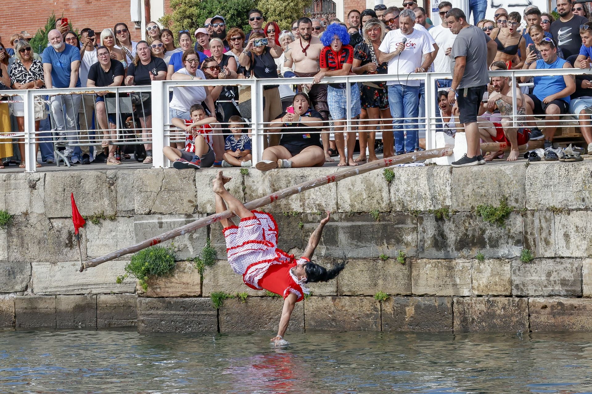 La tradicional cucaña volvió a Cimavilla