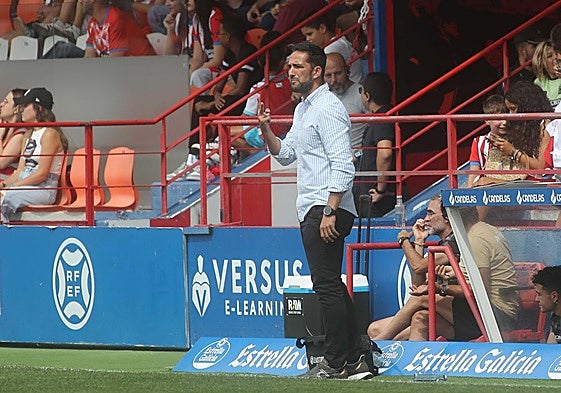 Dani Vidal, entrenador del Real Avilés, realiza indicaciones.