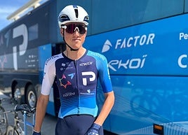 Uno de los corredores del equipo israelí, con el nuevo maillot.