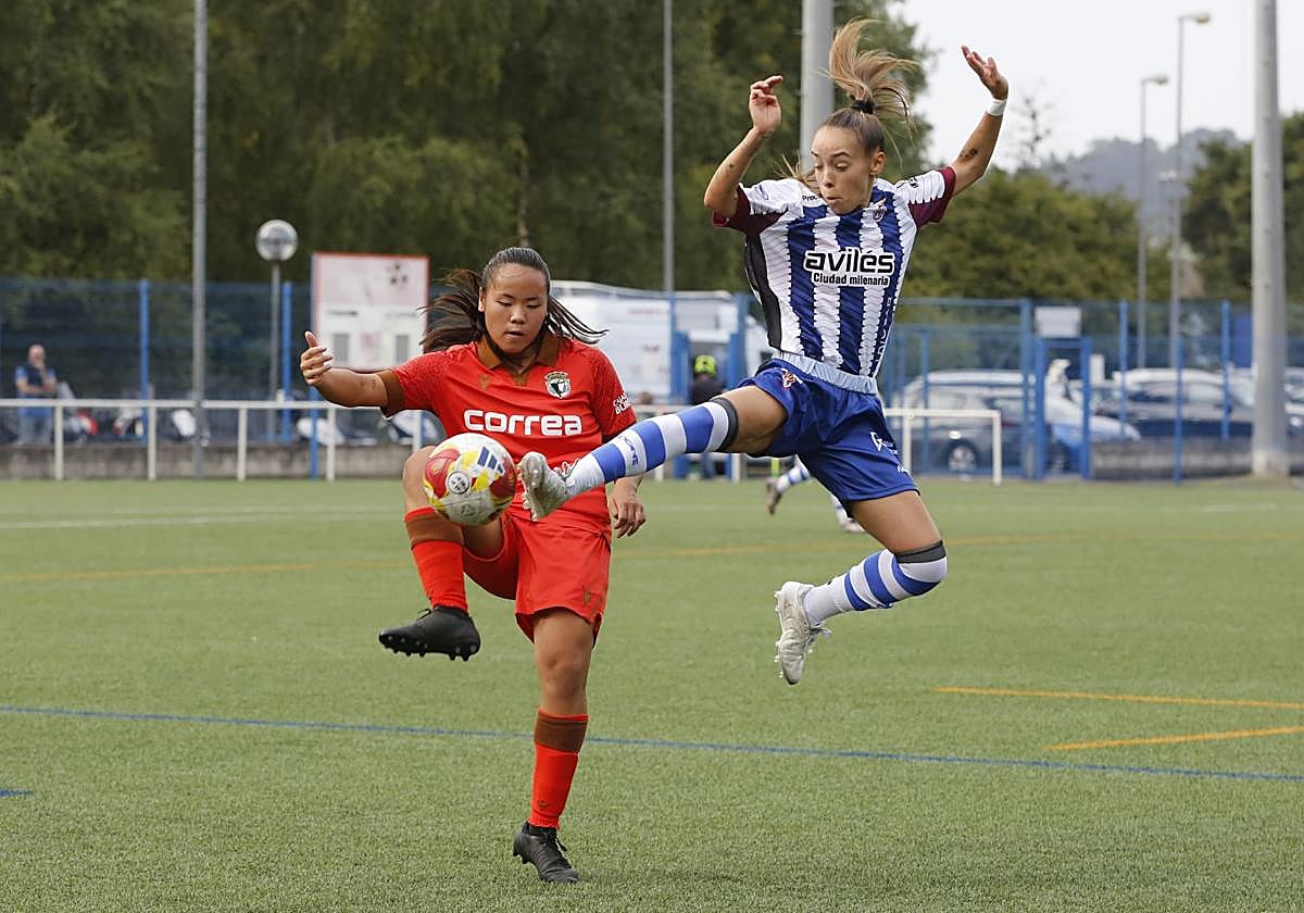 Shara trata de arrebatarle el balón en una posición acrobática a una jugadora del Burgos.