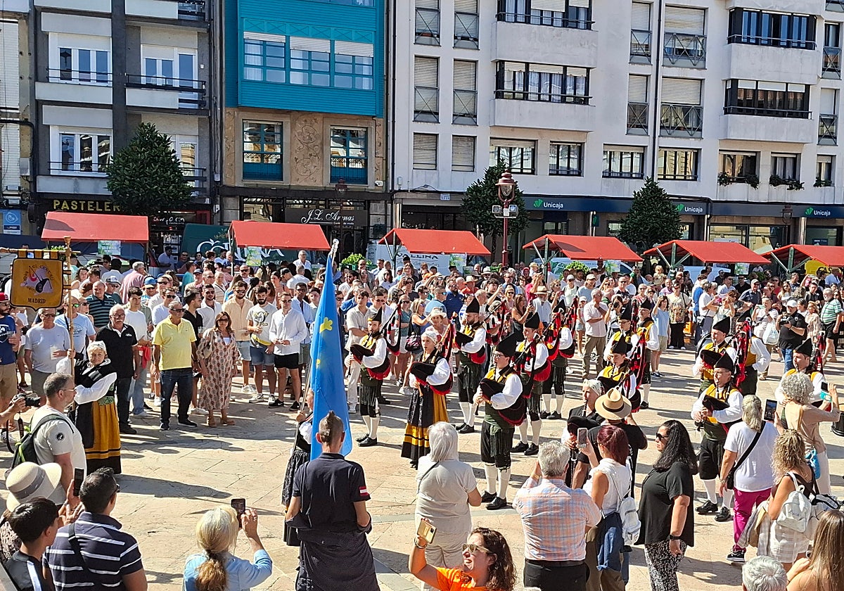 Entrada de la Banda de Gaitas El Centru, del Centro Asturiano de Madrid, a la plaza del Ayuntamiento, en la Fiesta de la Sidra