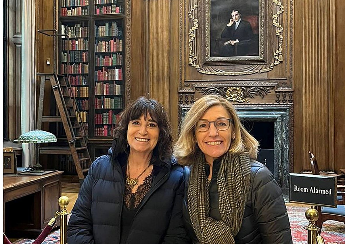 Imagen secundaria 1 - Diferentes momentos de la vida de Marta Mateo: de niña, con Rosa Montero y en Harvard.