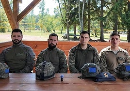 Por la izquierda, Lorenzo Blanco, Hubo Robledo, Jorge Rodríguez y Alberto García, en el campamento de Lest donde están desplegados los militares del Regimiento 'Príncipe' número 3.