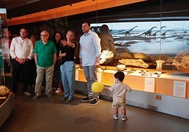 El alcalde de Colunga, José Ángel Toyos; el director científico y la coordinadora del Muja, José Carlos García-Ramos y Marta Molleda, respectivamente, junto al presidente del Principado, Adrián Barbón