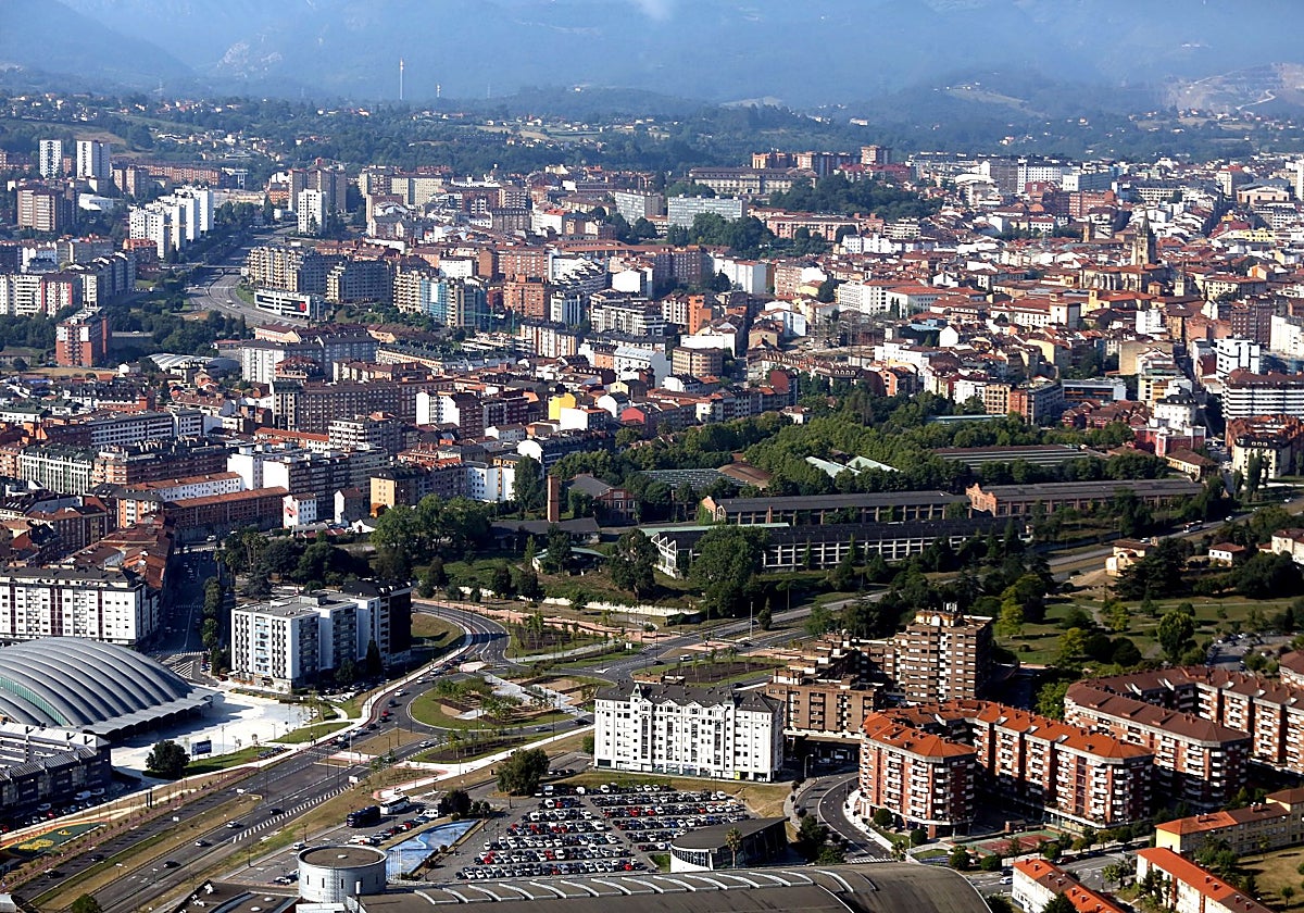 Foto aérea de Oviedo, en la que se observa la fábrica de La Vega.