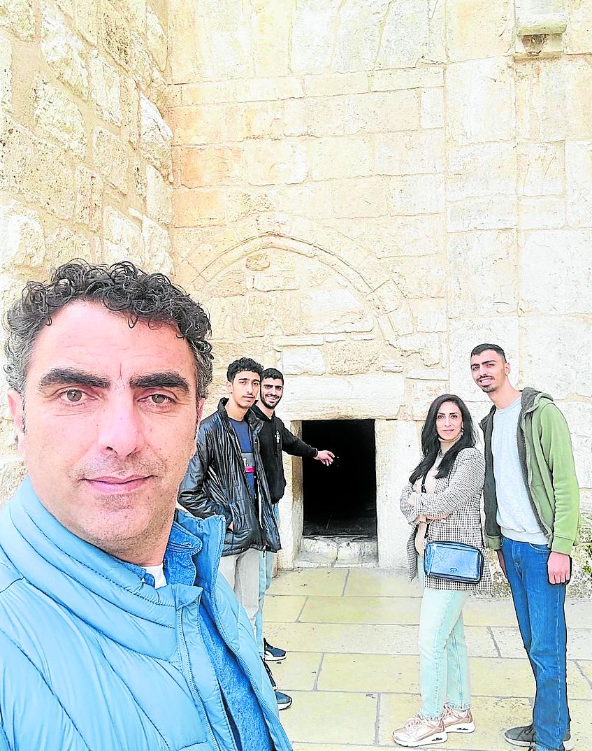 Danial y su familia delante de la puerta del santo pesebre.