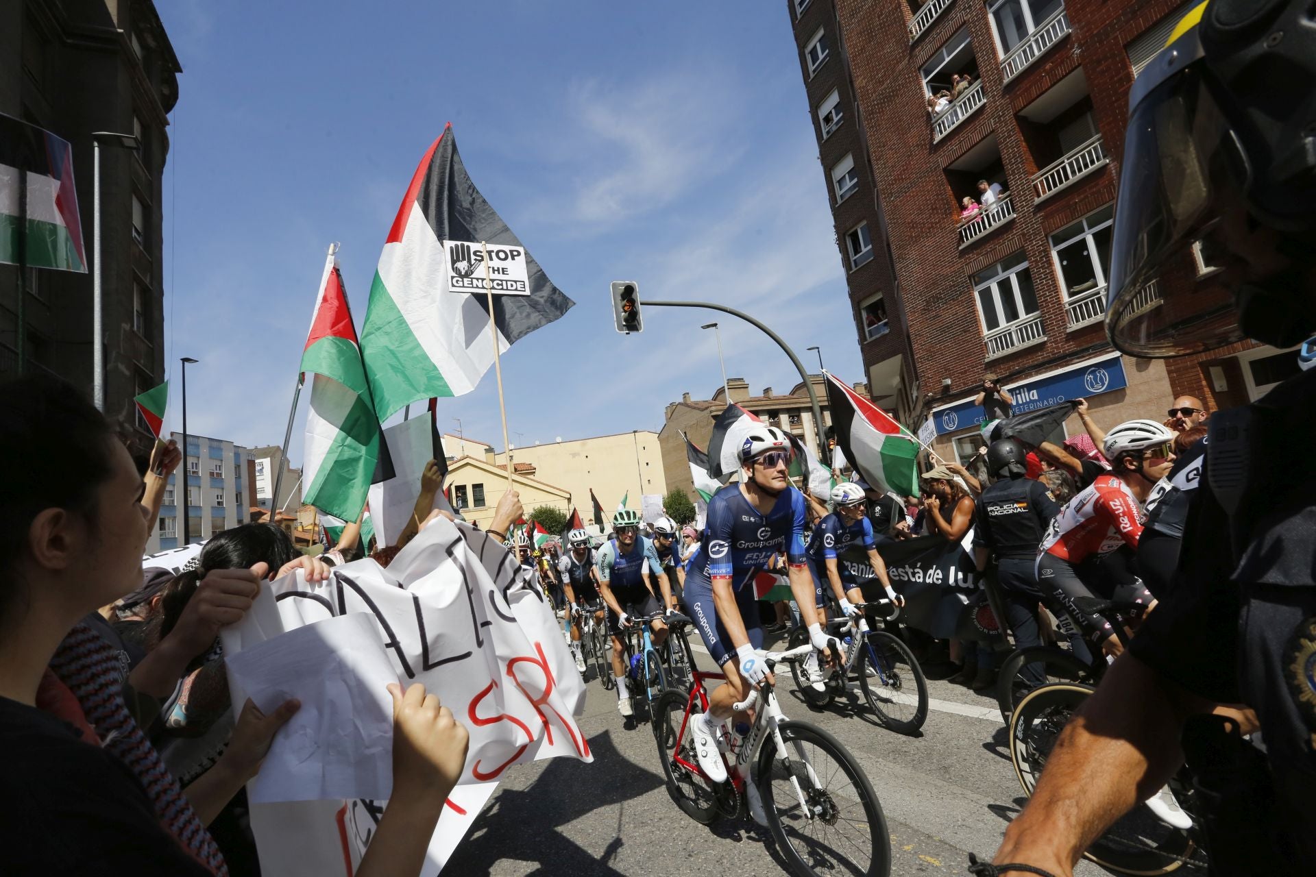 Nuevas protestas en Avilés a favor de Palestina en la demicuarta etapa de La Vuelta