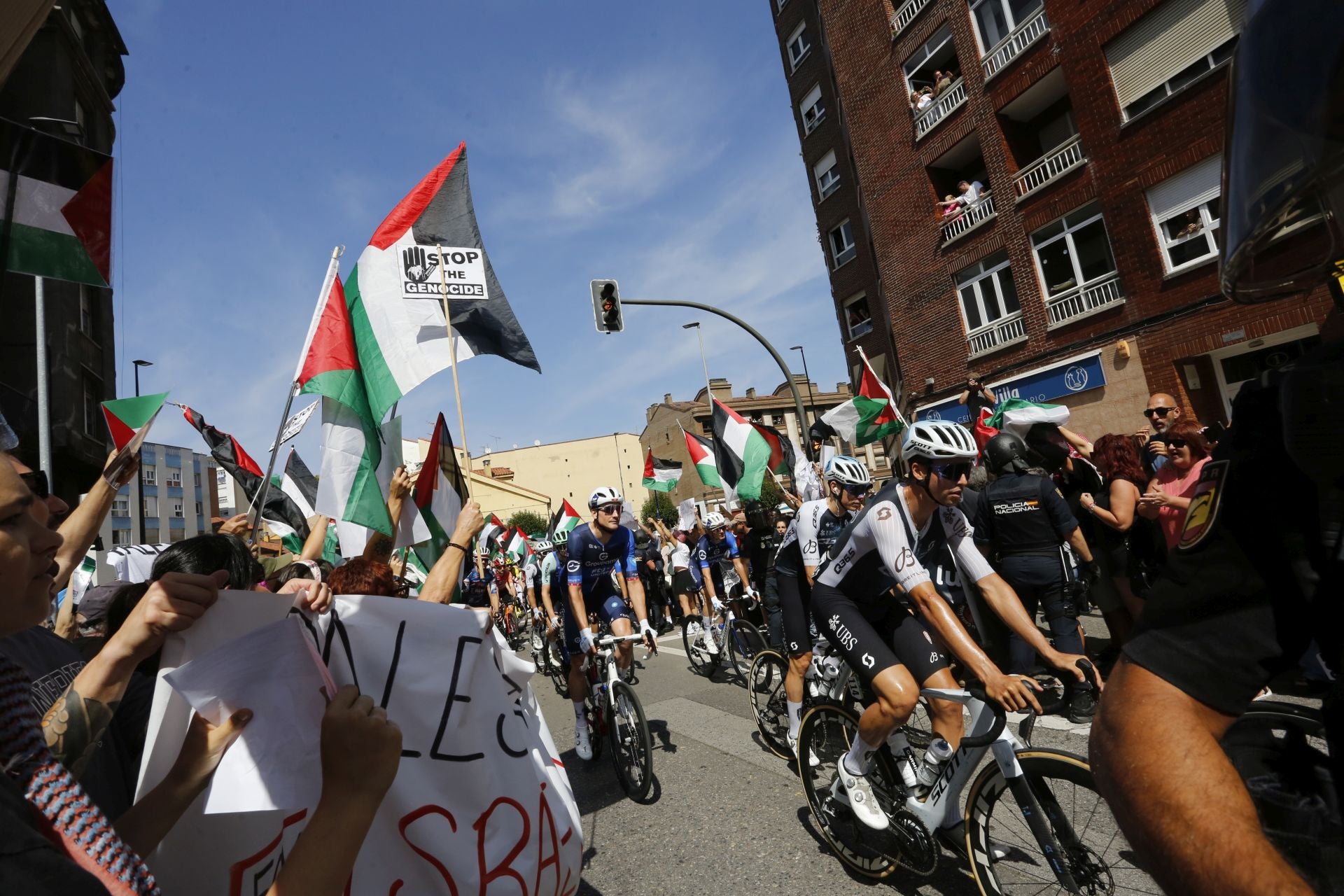 Nuevas protestas en Avilés a favor de Palestina en la demicuarta etapa de La Vuelta