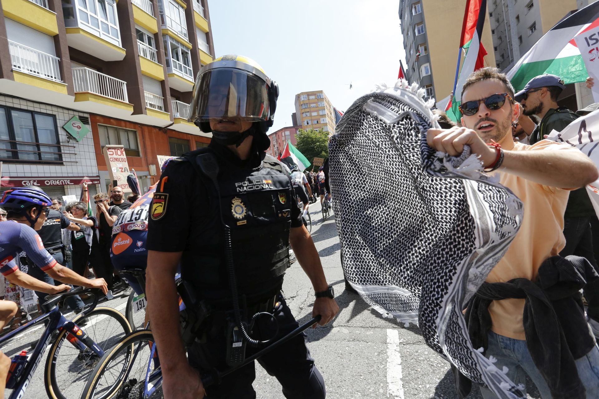 Nuevas protestas en Avilés a favor de Palestina en la demicuarta etapa de La Vuelta