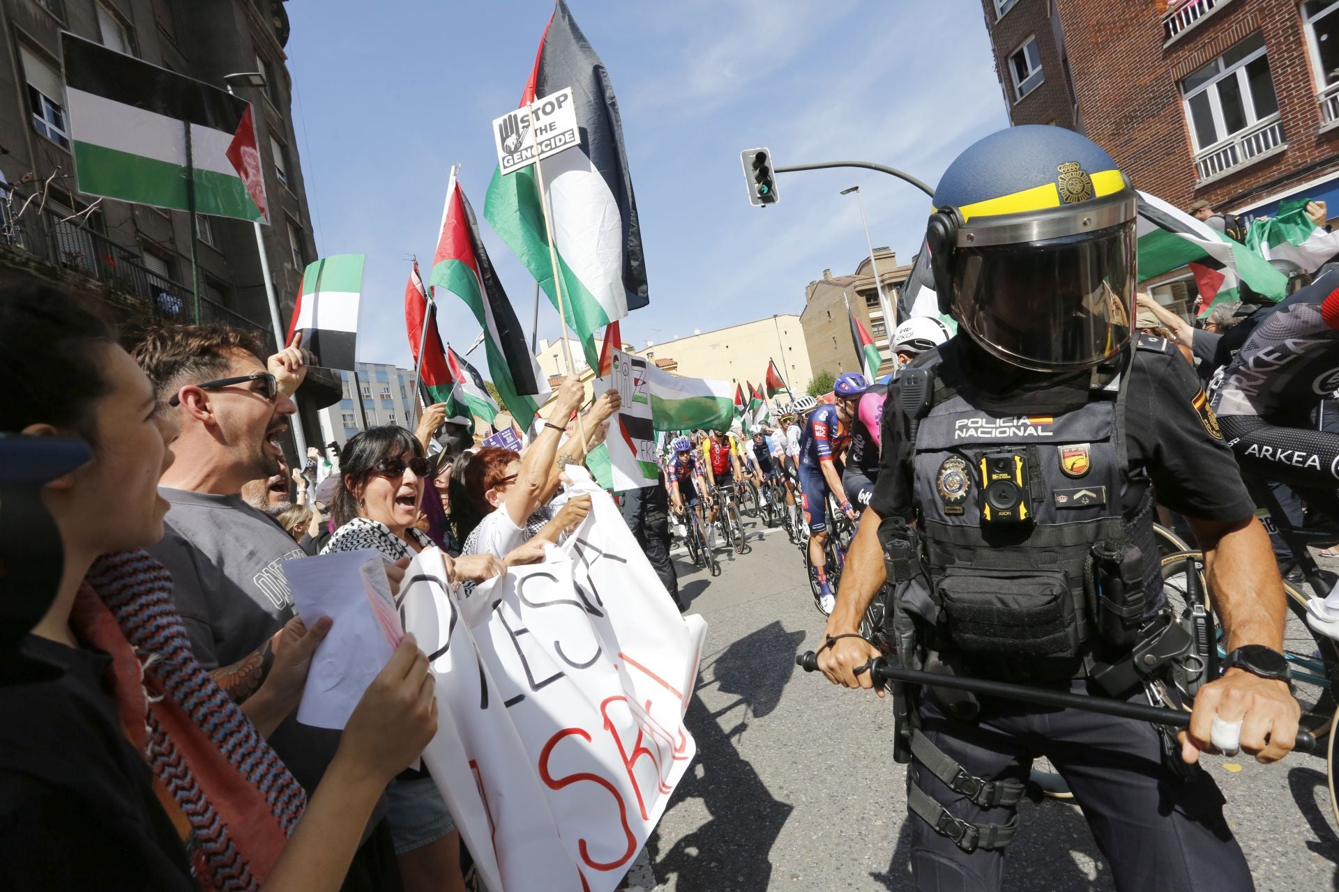 Nuevas protestas en Avilés a favor de Palestina en la demicuarta etapa de La Vuelta