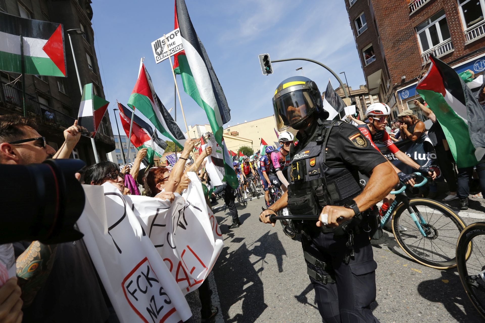 Nuevas protestas en Avilés a favor de Palestina en la demicuarta etapa de La Vuelta