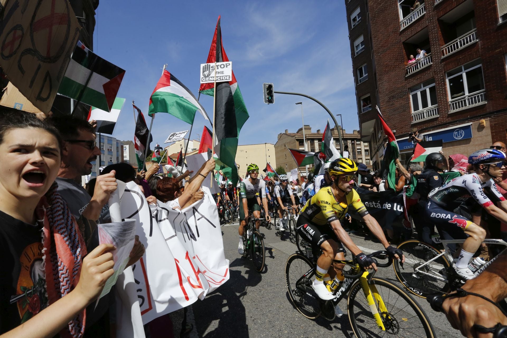 Nuevas protestas en Avilés a favor de Palestina en la demicuarta etapa de La Vuelta