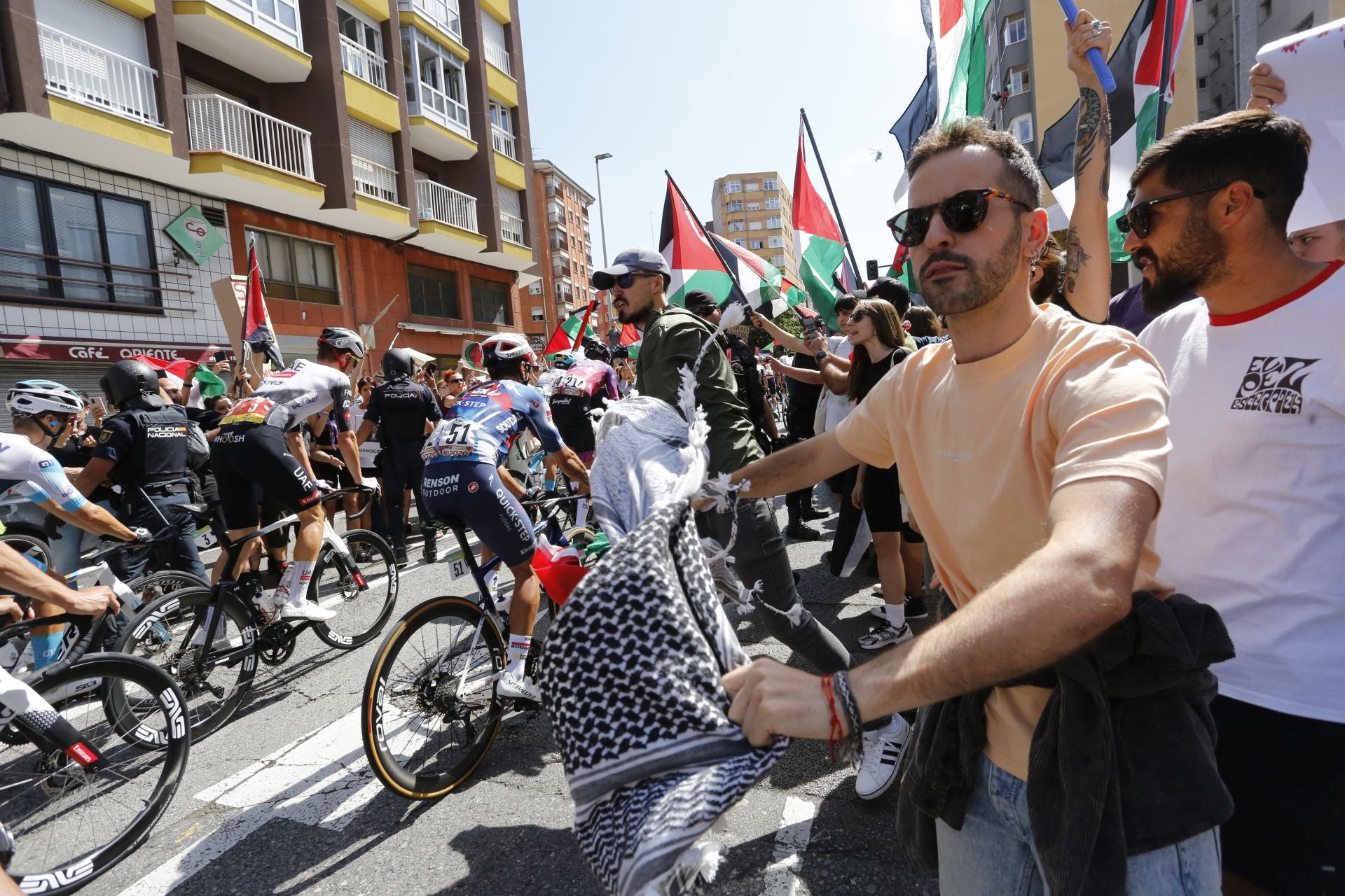 Nuevas protestas en Avilés a favor de Palestina en la demicuarta etapa de La Vuelta