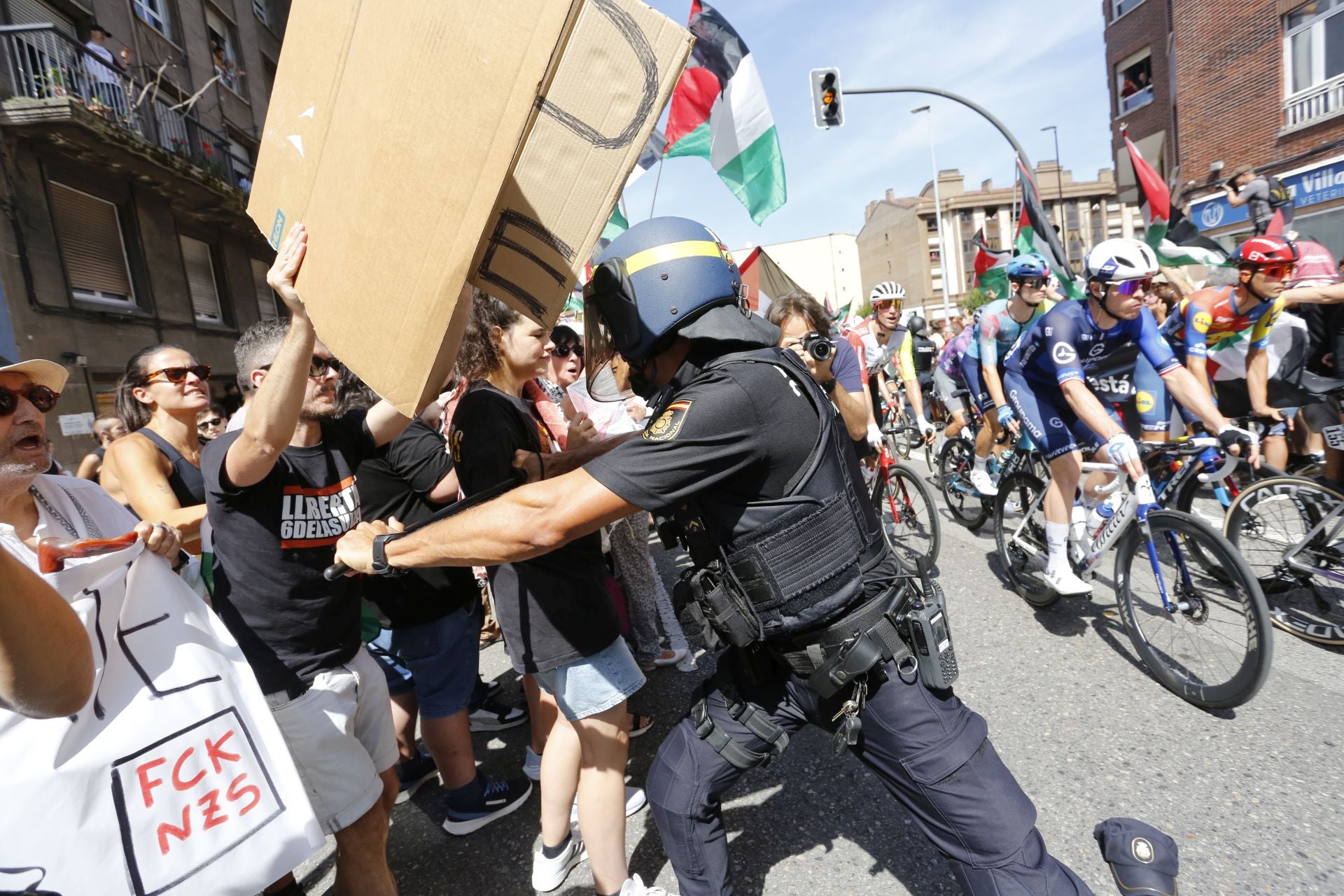 Nuevas protestas en Avilés a favor de Palestina en la demicuarta etapa de La Vuelta