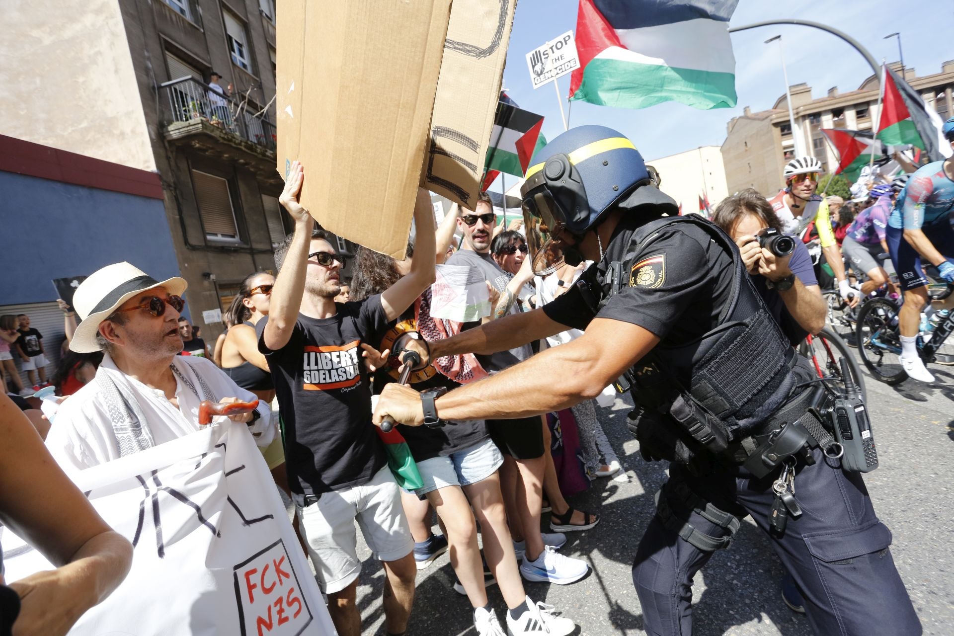 Nuevas protestas en Avilés a favor de Palestina en la demicuarta etapa de La Vuelta