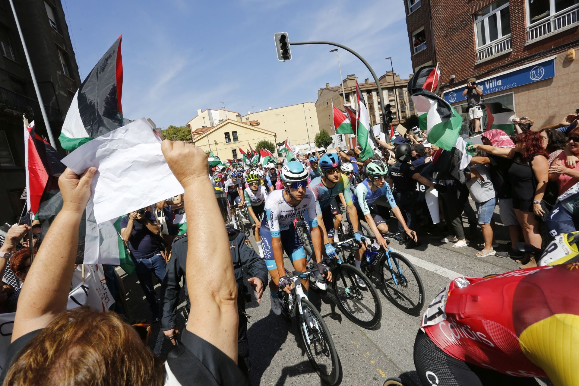 Nuevas protestas en Avilés a favor de Palestina en la demicuarta etapa de La Vuelta