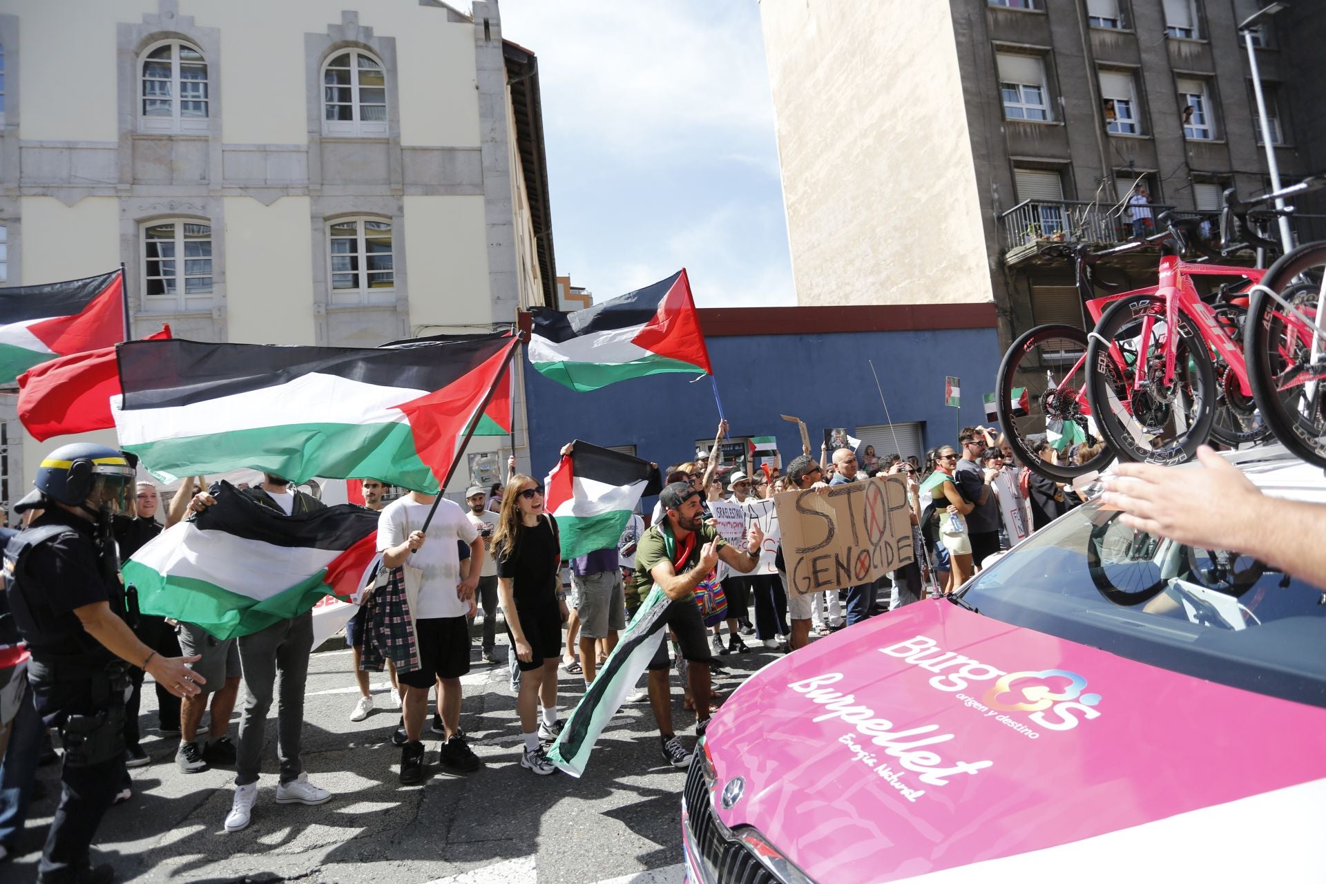 Nuevas protestas en Avilés a favor de Palestina en la demicuarta etapa de La Vuelta