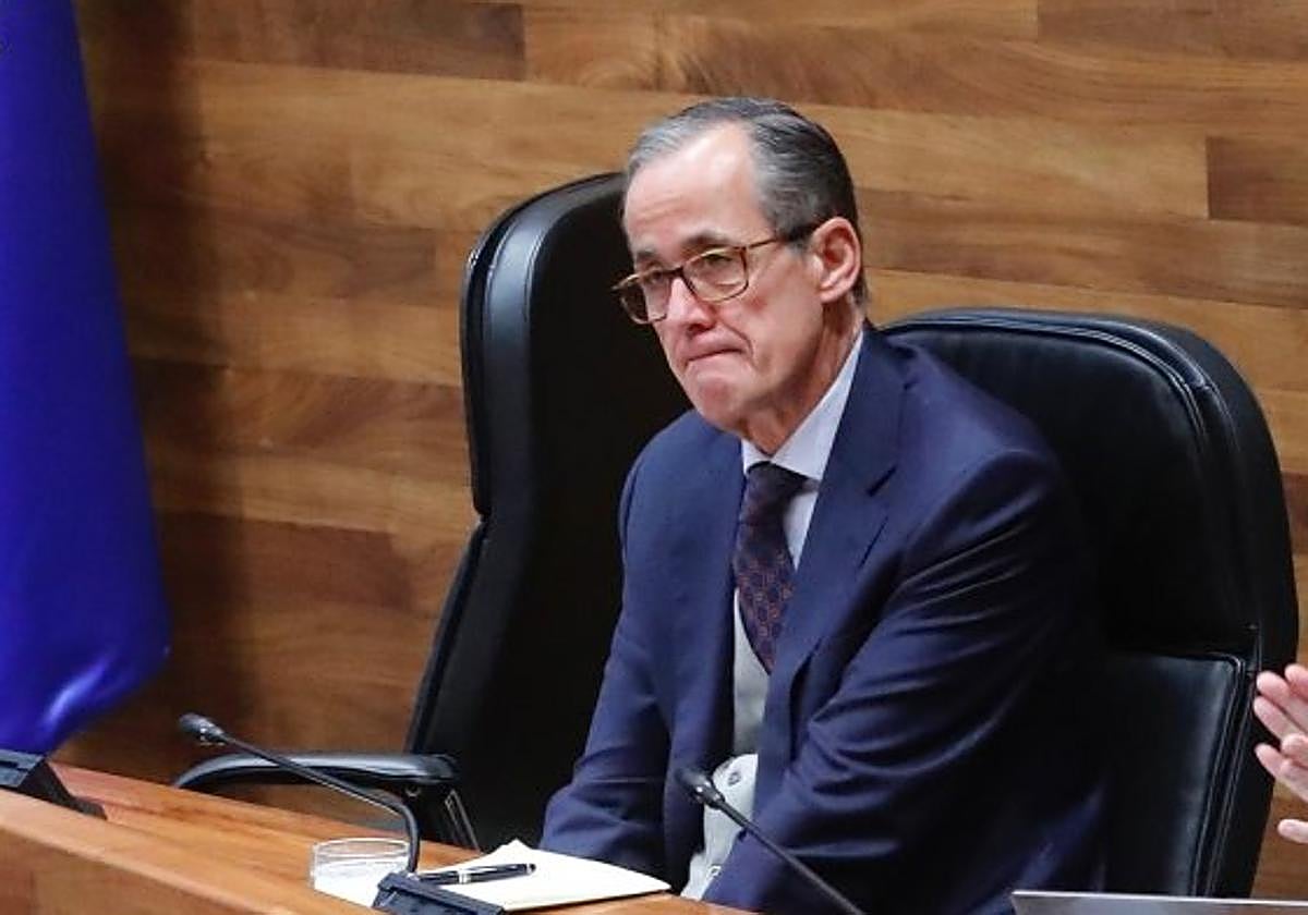 Alberto Arce, en la Mesa de la Cámara asturiana.