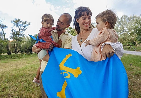 Parque Fluvial de Viesques. Diego Peñalver y su esposa Laura Fernández junto a sus dos hijas.