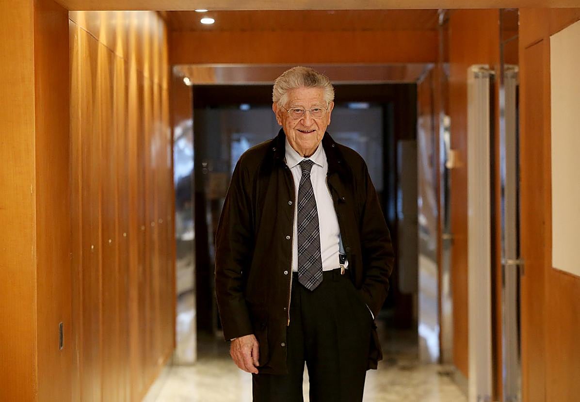 Preside la Real Academia de Medicina del Principado desde 2023.