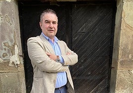 Luis Benito García, a la puerta del antiguo llagar Palacio Valdés.