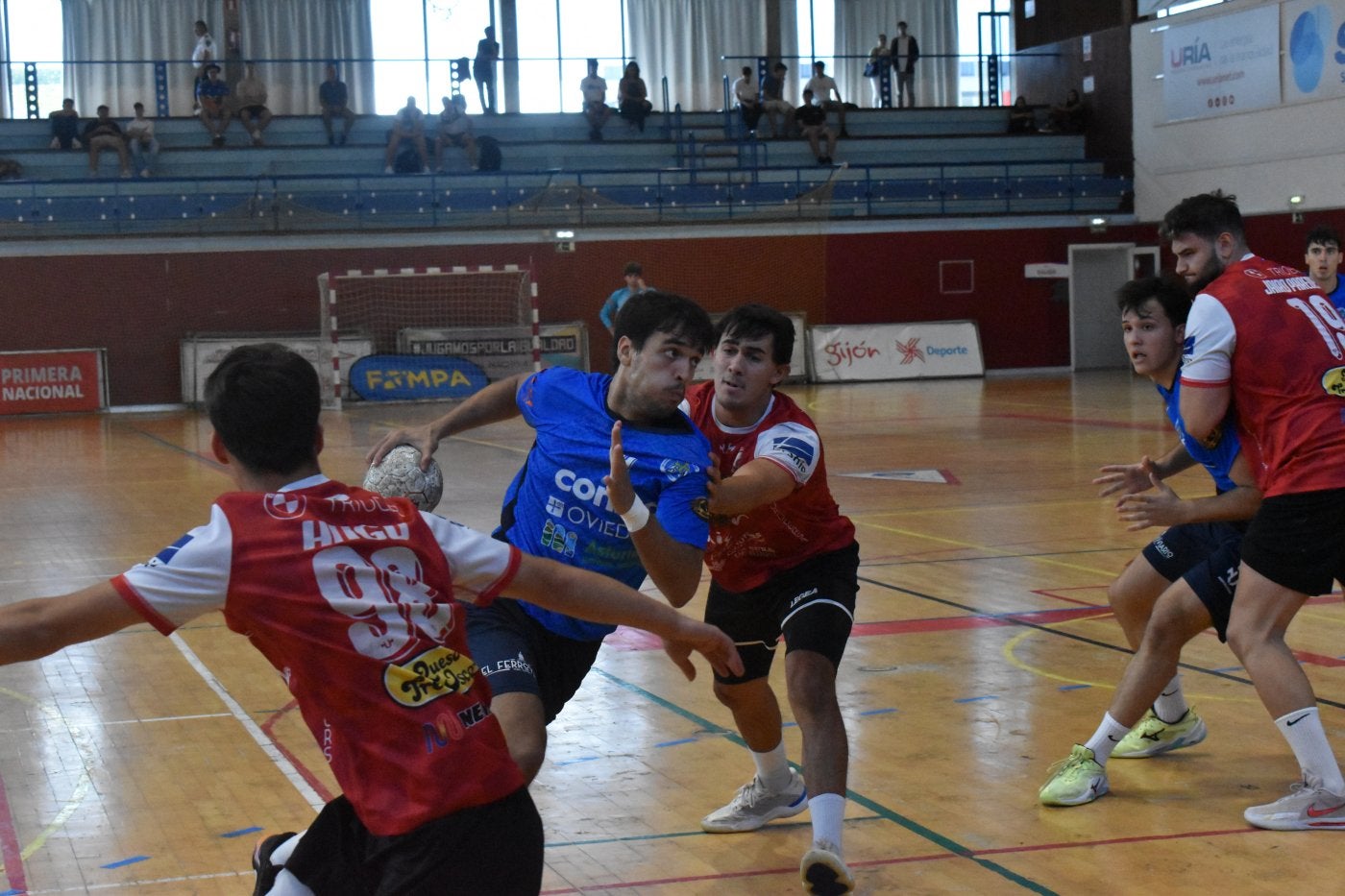 Una acción de ataque del Confía Base Oviedo ante el Royal Premium Gijón.