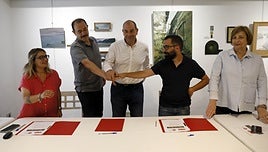Juan José Fernández (IU) y David García (Podemos) unen su mano a Luis Huerga (PSOE), en el centro, en la firma del pacto de gobierno.