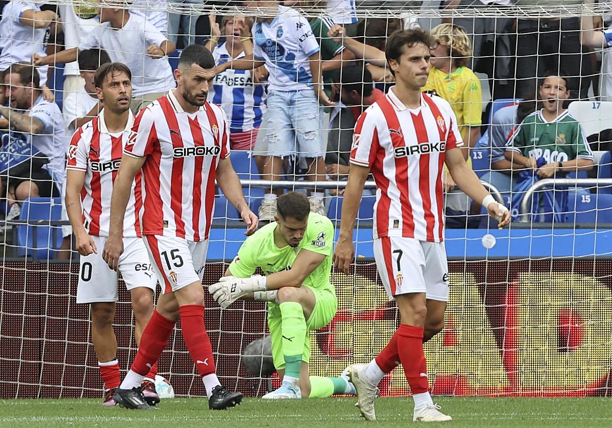 Yáñez, lamentándose por el gol del Deportivo, con Kevin, Pablo Vázquez y Gaspar, muy serios, en primer plano.