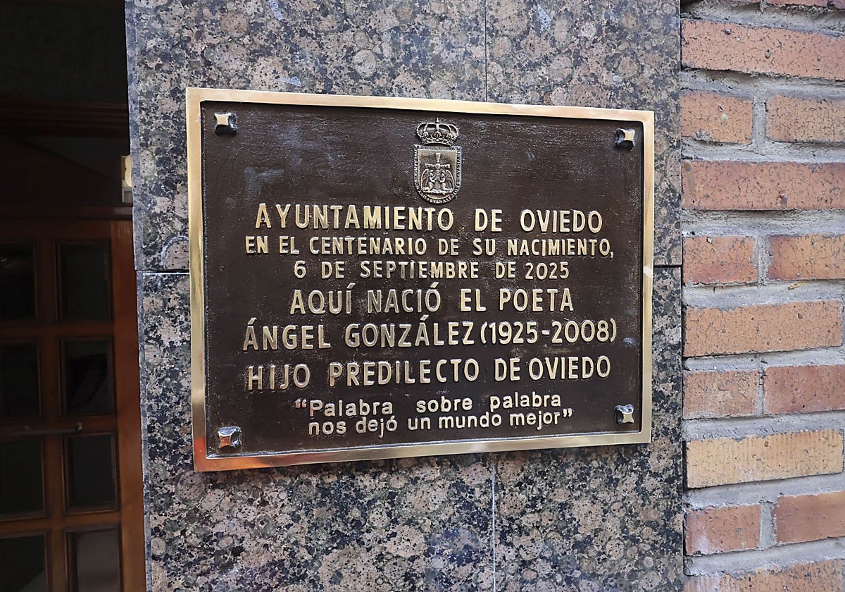 La placa inaugura este sábado para recordar a Ángel González.