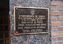 La placa inaugura este sábado para recordar a Ángel González.