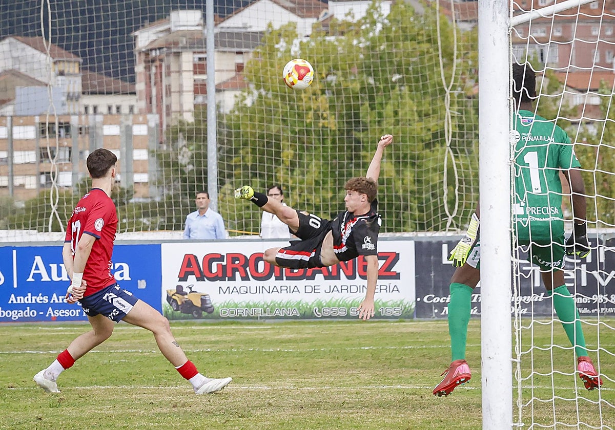 Álex Oyón intenta un acrobático remate en el partido ante el Praviano.