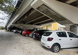 Coches con las ruedas rajadas bajo el puente de la avenida de Langreo, en El Berrón.