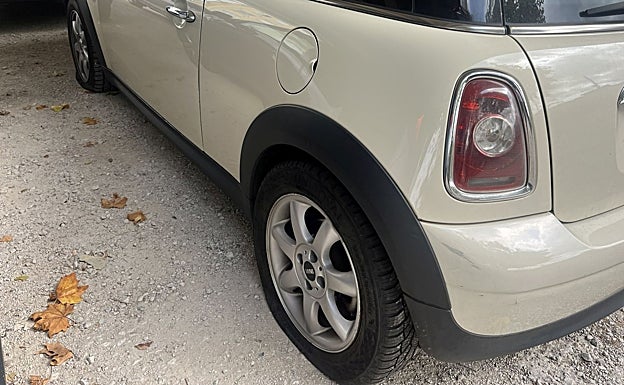 Uno de los choces afectados, con todos los neumáticos reventados.