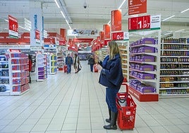 Interior de una gran superficie comercial.