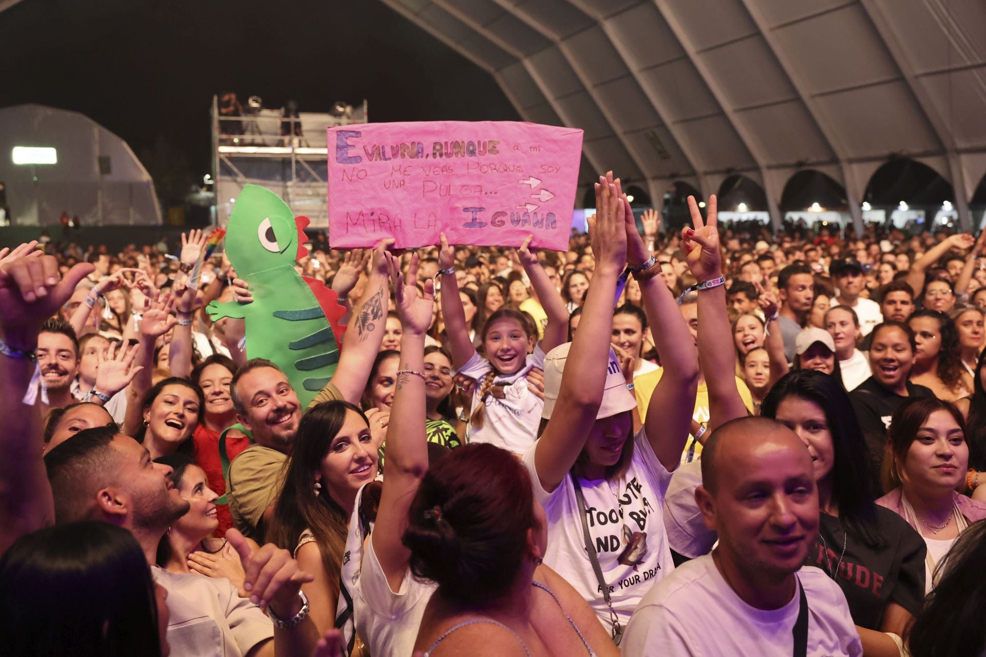 Camilo y María Becerra prenden la mecha de las fiestas de San Mateo de Oviedo