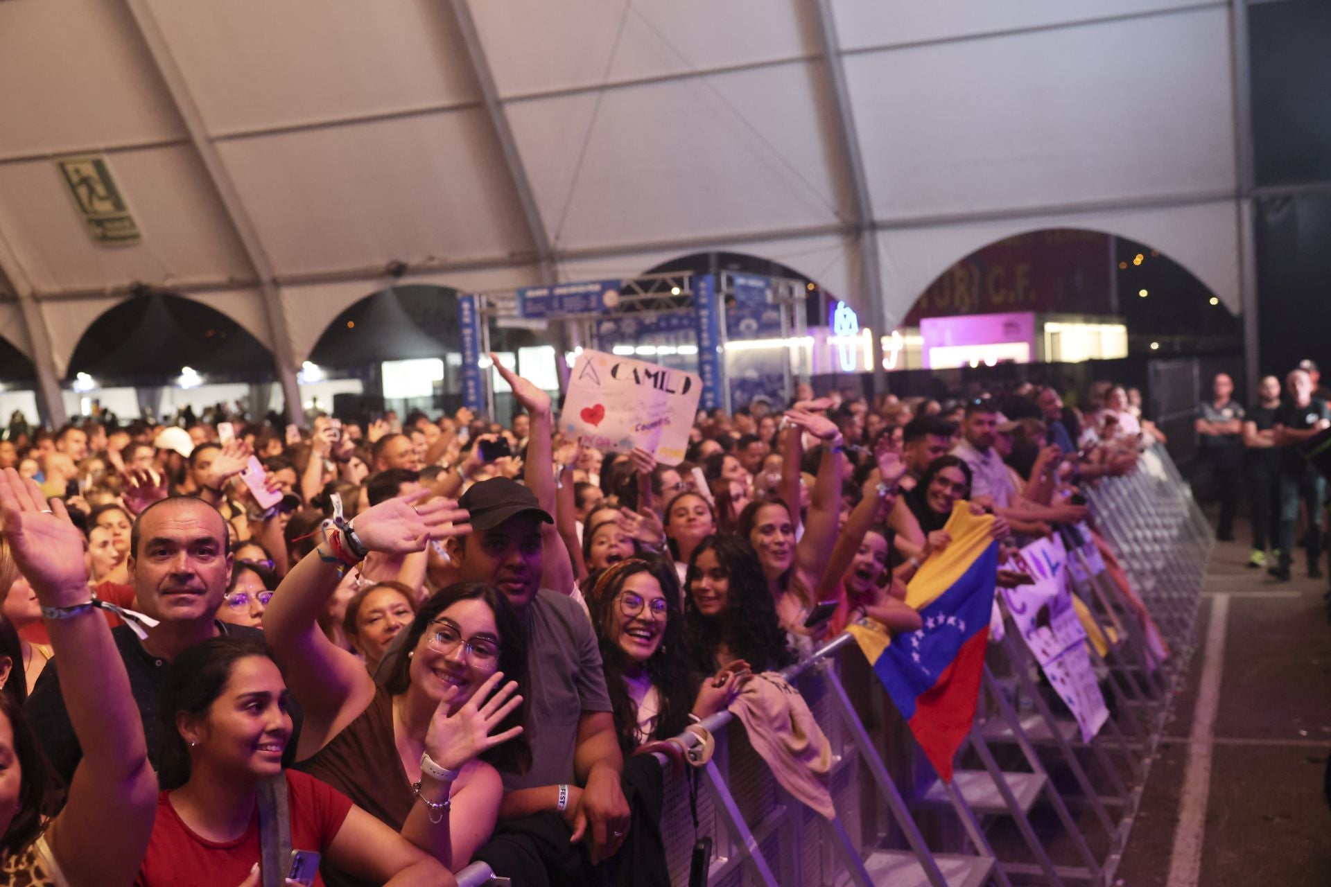 Camilo y María Becerra prenden la mecha de las fiestas de San Mateo de Oviedo