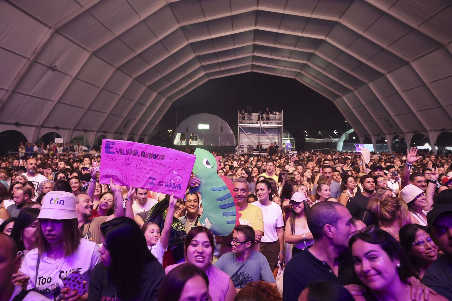 Camilo y María Becerra prenden la mecha de las fiestas de San Mateo de Oviedo