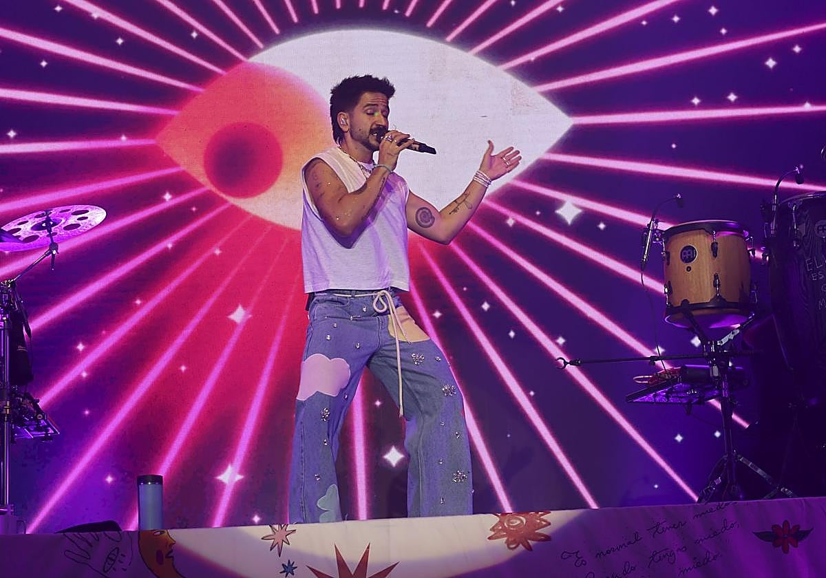 Camilo y María Becerra prenden la mecha de las fiestas de San Mateo de Oviedo