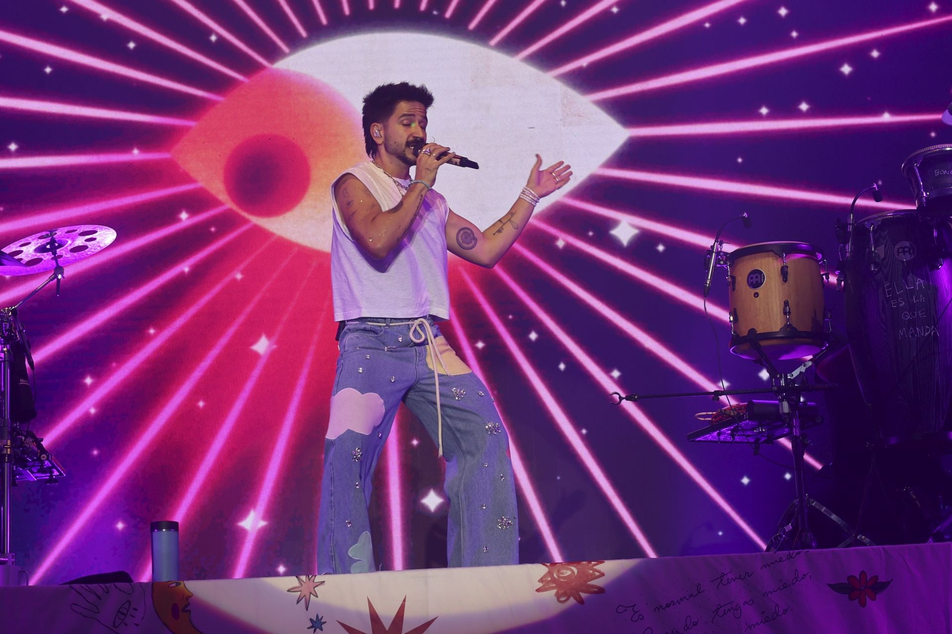 Camilo y María Becerra prenden la mecha de las fiestas de San Mateo de Oviedo