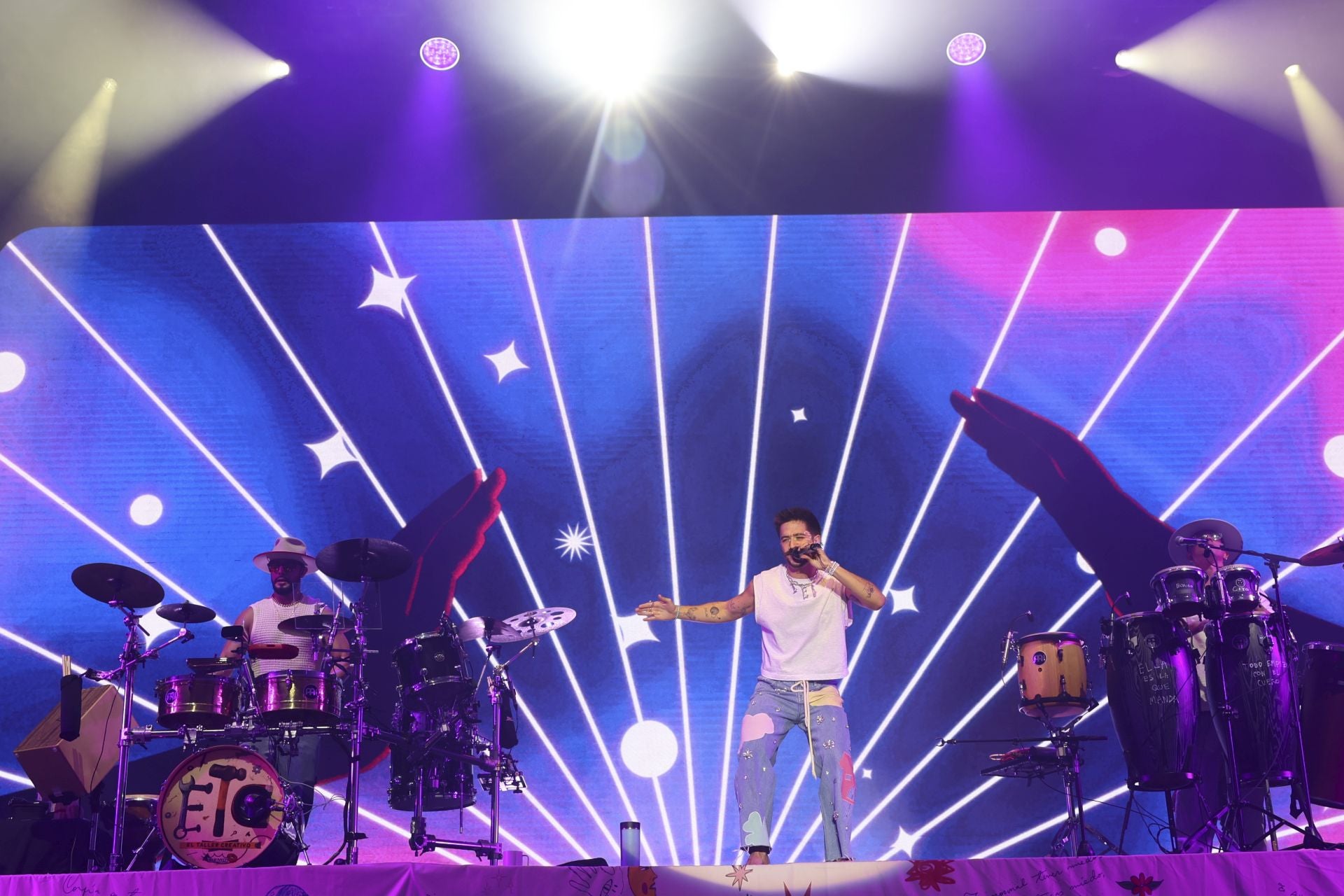 Camilo y María Becerra prenden la mecha de las fiestas de San Mateo de Oviedo