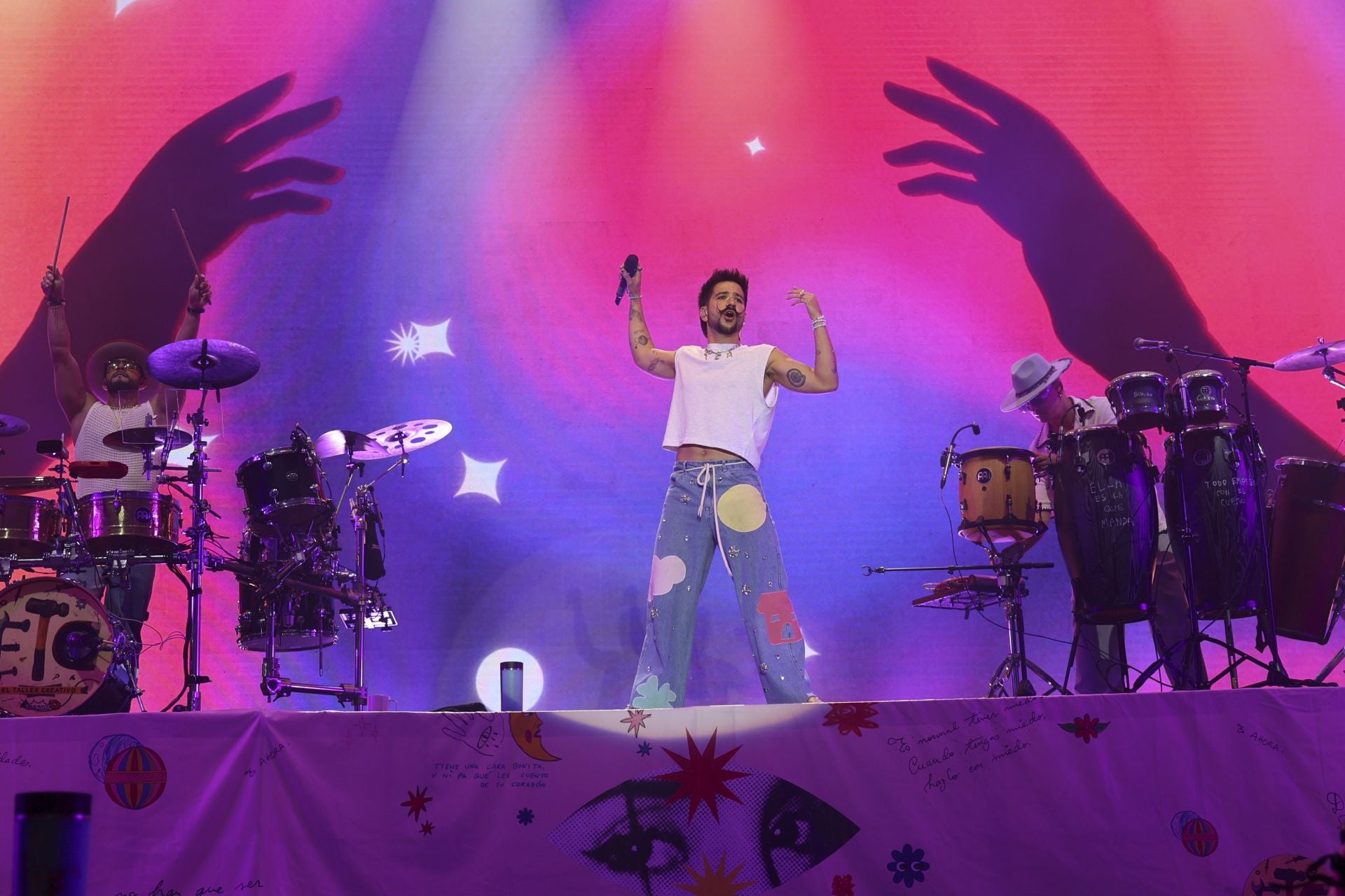 Camilo y María Becerra prenden la mecha de las fiestas de San Mateo de Oviedo
