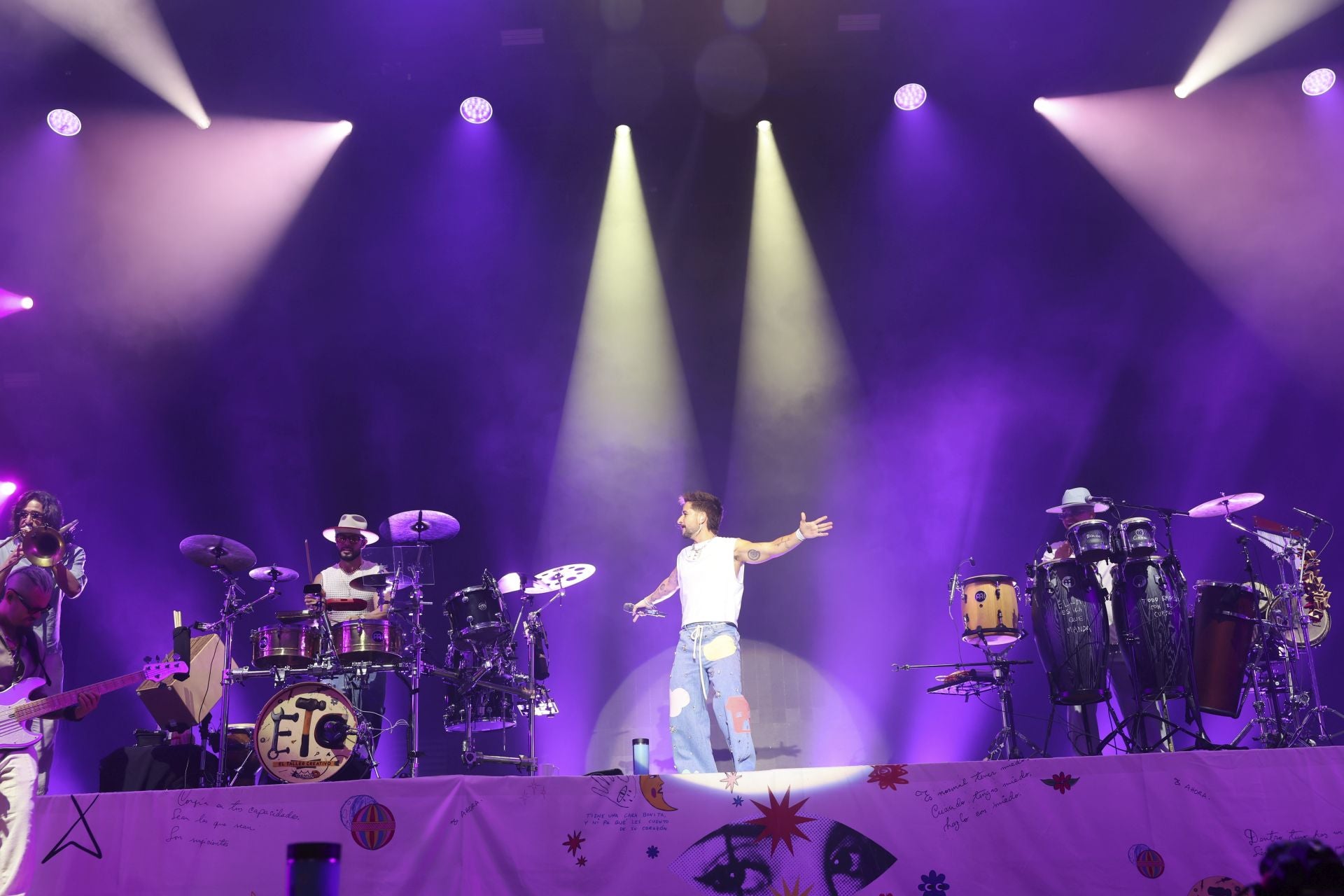 Camilo y María Becerra prenden la mecha de las fiestas de San Mateo de Oviedo