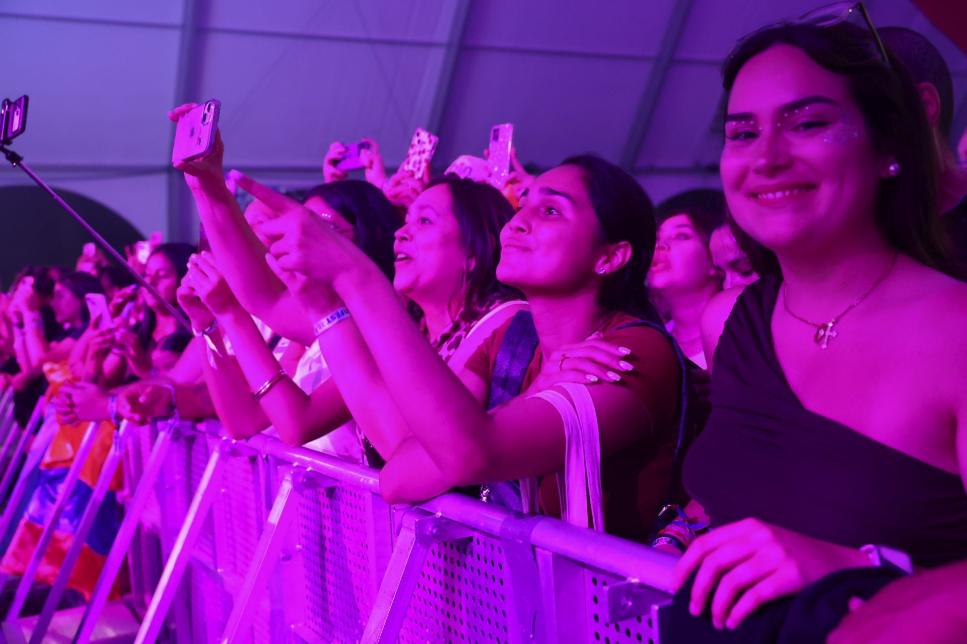 Camilo y María Becerra prenden la mecha de las fiestas de San Mateo de Oviedo