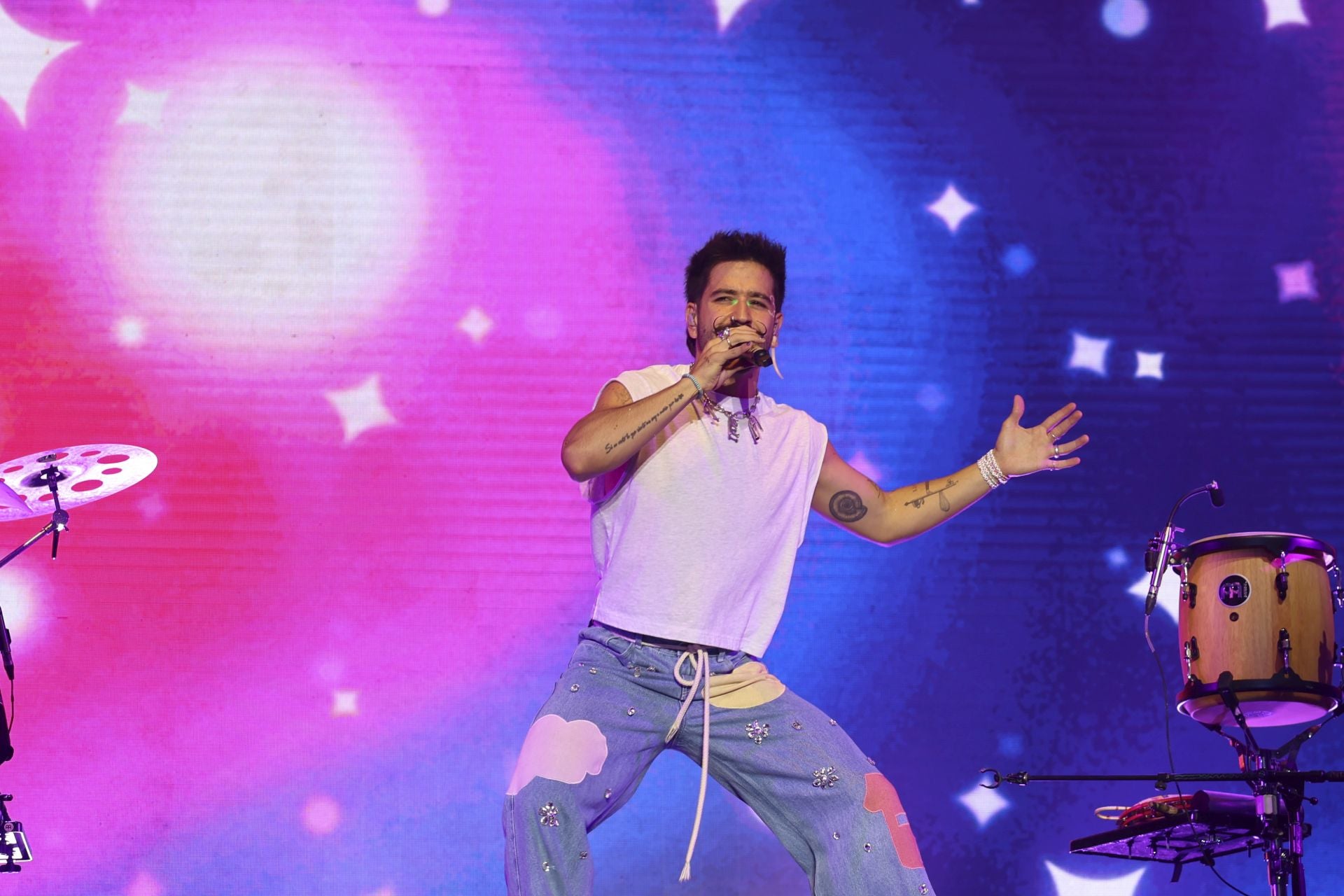 Camilo y María Becerra prenden la mecha de las fiestas de San Mateo de Oviedo